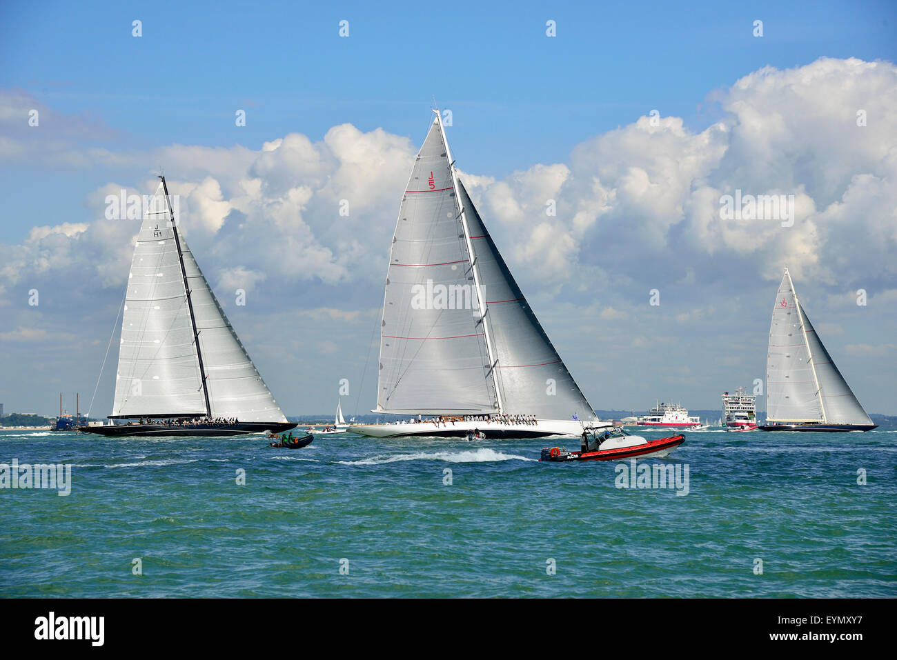 Cowes, île de Wight, au Royaume-Uni. 31 juillet, 2015. Les trois yachts J-Class race sur le Solent sur la dernière journée de régates au Royal Yacht Squadron Bicentenaire International Regatta. De gauche à droite Lionheart (J/H1) (Pays-Bas), Ranger (J5) (Îles Caïmans), Velsheda (JK7) (UK). Le grand gagnant après quatre jours de course a été Velsheda. Credit : WendyJohnson / Alamy Live News Banque D'Images