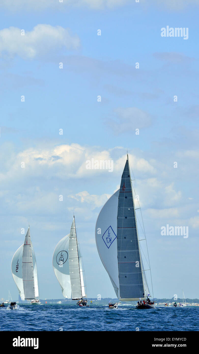 Cowes, île de Wight, au Royaume-Uni. 31 juillet, 2015. Les trois yachts J-Class race sur le Solent sur la dernière journée de régates au Royal Yacht Squadron Bicentenaire International Regatta. De gauche à droite Ranger (J5) (Îles Caïmans), Lion (J/H1) (Pays-Bas), Velsheda (JK7) (UK). Le grand gagnant après quatre jours de course a été Velsheda. Credit : WendyJohnson / Alamy Live News Banque D'Images