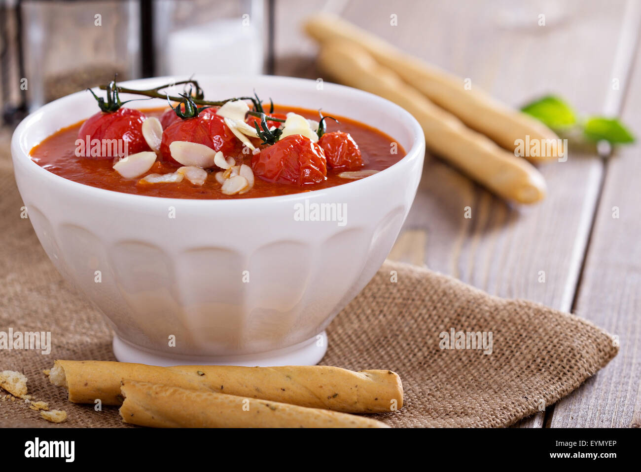 Soupe de tomate dans un bol avec les tomates et les amandes au four Banque D'Images