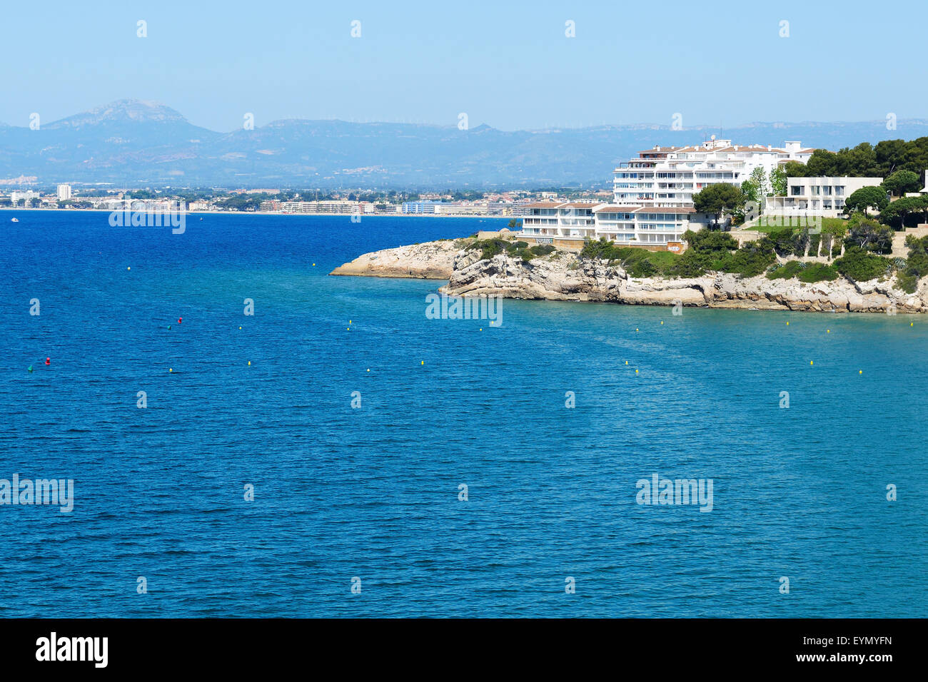 La vue sur la baie et l'hôtel de luxe, Costa Dorada, Espagne Banque D'Images