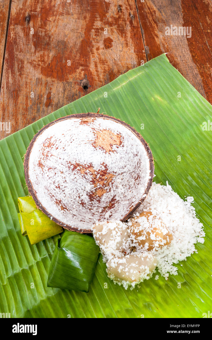 Dessert thaïlandais à base de noix de coco et à la vapeur dans une feuille de bananier Banque D'Images