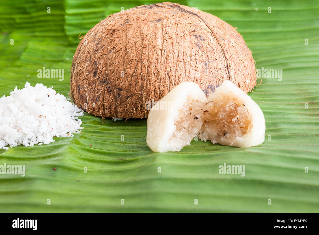 Dessert thaïlandais à base de noix de coco et à la vapeur dans une feuille de bananier Banque D'Images