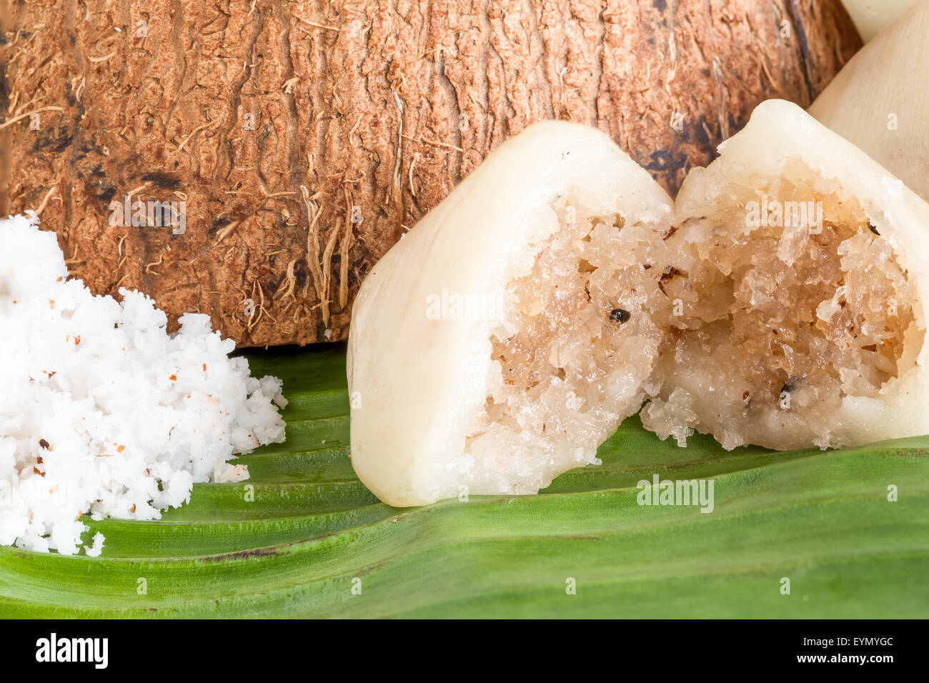 Dessert thaïlandais à base de noix de coco et à la vapeur dans une feuille de bananier Banque D'Images