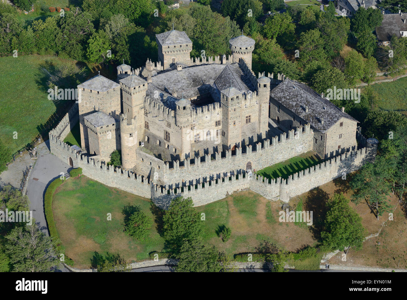 VUE AÉRIENNE.Château de Fénis.Vallée d'Aoste, Italie. Banque D'Images VUE AÉRIENNE.Château de Fénis.Vallée d'Aoste, Italie. Banque D'Images