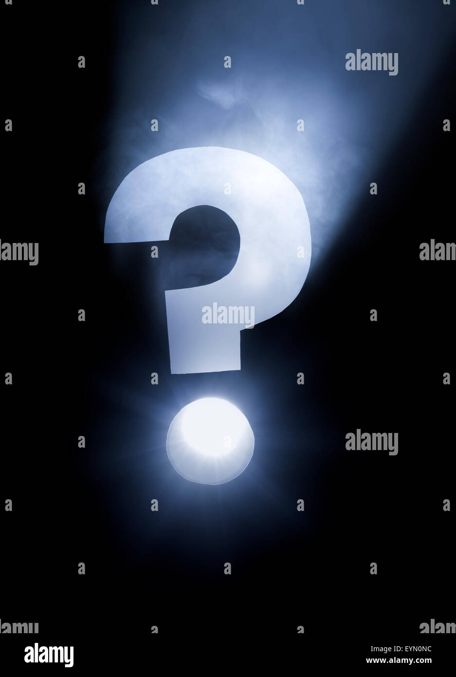 Point d'interrogation. Coupe du trou dans le carton, machine à fumée et des projecteurs. L'image peut sembler bruyant, mais c'est la texture de la sm Banque D'Images