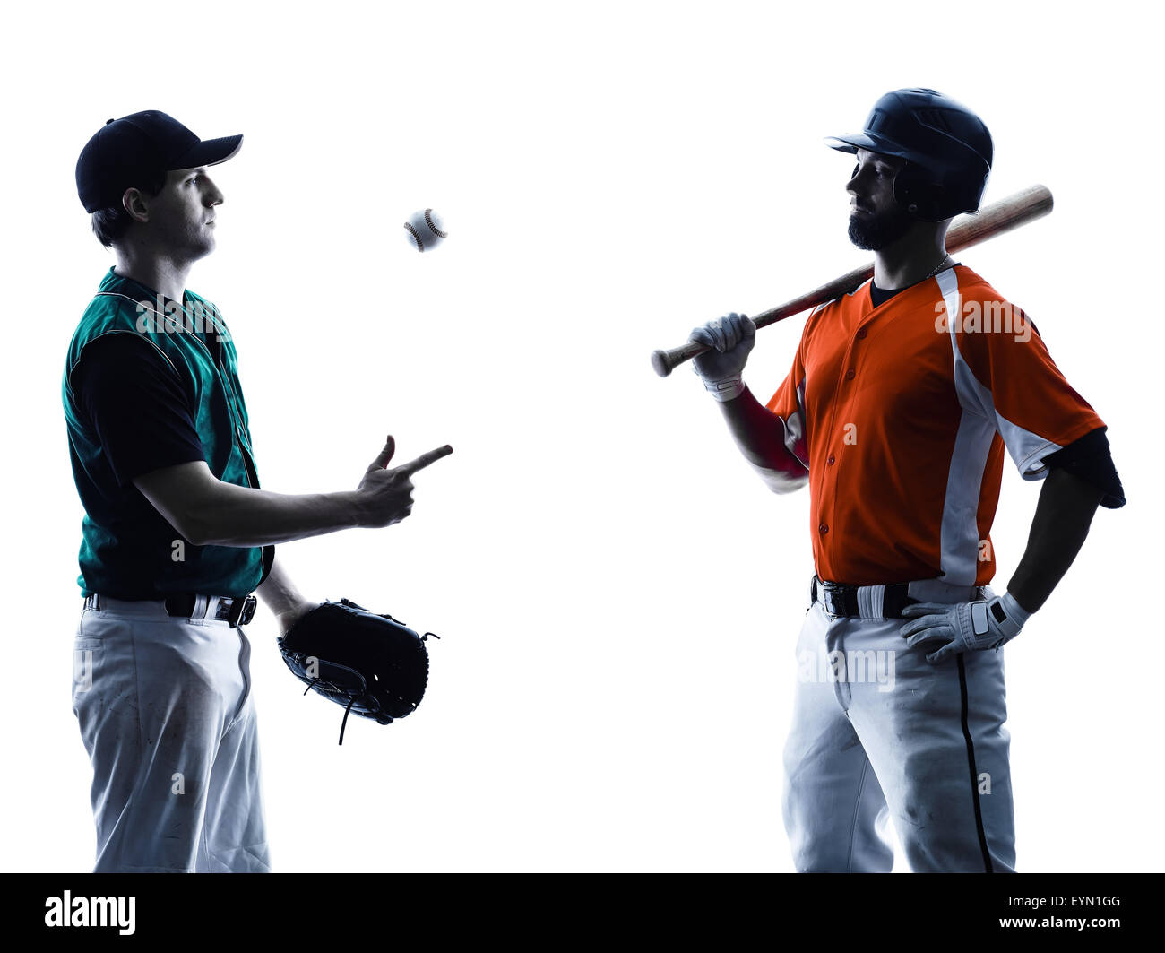 Les hommes de race blanche l'un des joueurs de baseball jouant dans silhouette studio isolé sur fond blanc Banque D'Images