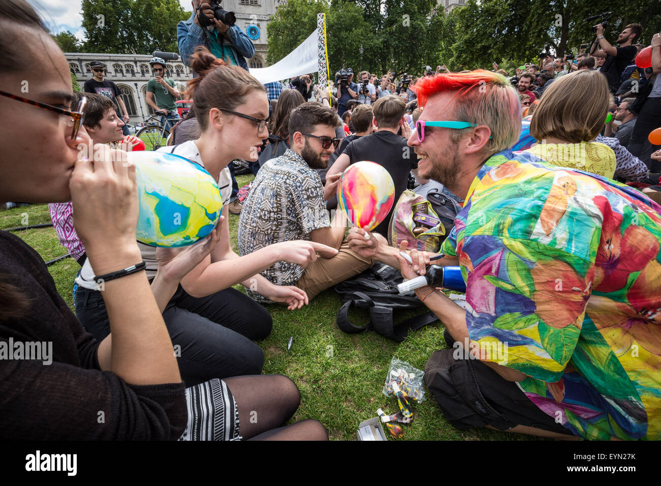Londres, Royaume-Uni. 1er août 2015. Les ballons gonflés à l'inhaler des militants de l'oxyde nitreux, communément connu sous le nom de "gaz hilarant" de prendre de haut au cours d'une manifestation à la place du Parlement de Westminster contre un projet de loi qui vise à faire de la vente de toute substance psychoactive illégale. Crédit : Guy Josse/Alamy Live News Banque D'Images