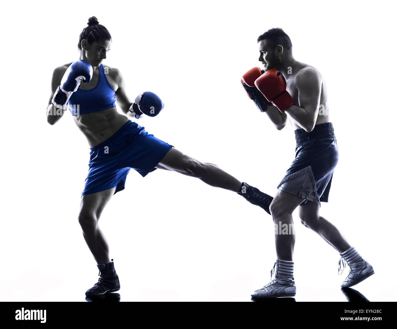 Une femme Un homme boxe boxeur kickboxing en silhouette isolé sur fond  blanc Photo Stock - Alamy