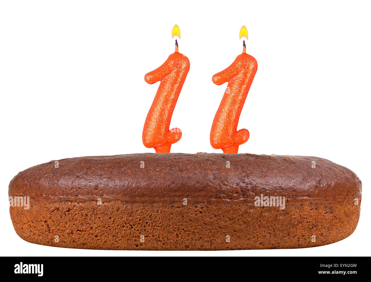 Gâteau d'anniversaire avec des bougies numéro 11 isolé sur fond blanc Banque D'Images