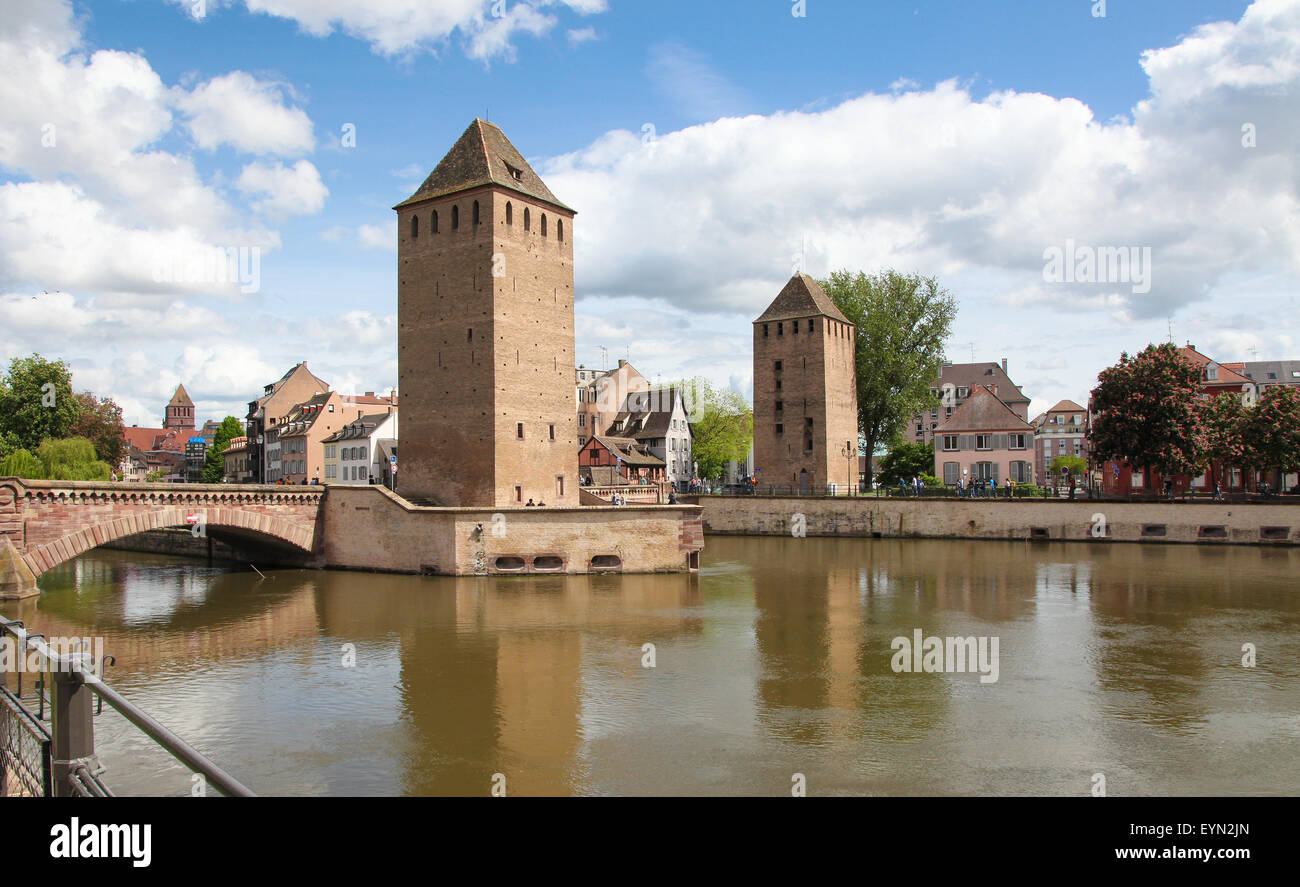 STRASBOURG, FRANCE - Le 9 mai 2015 : pont médiéval Ponts Couverts à Strasbourg, capitale de la région Alsace en France. Banque D'Images