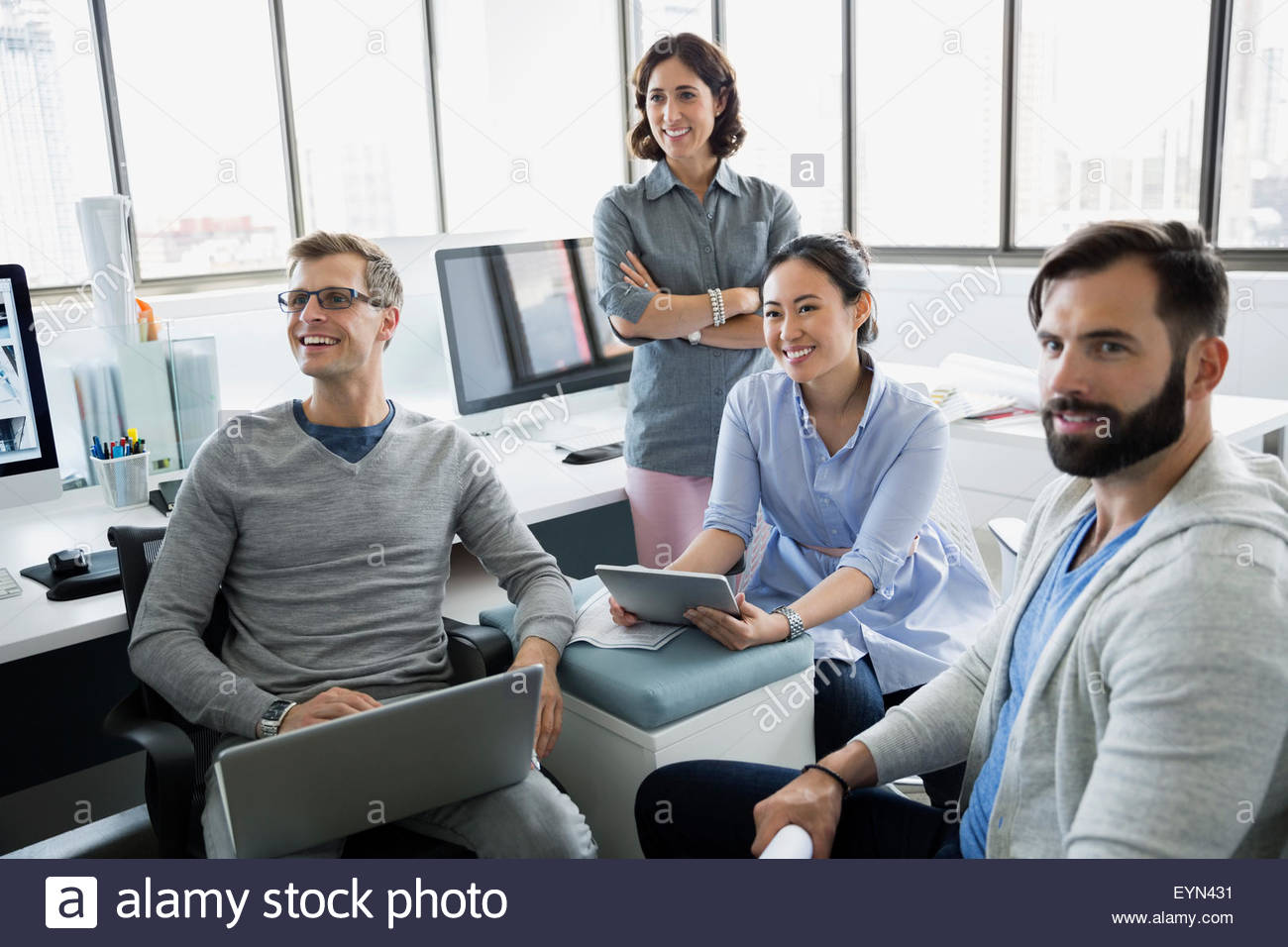Les gens d'affaires avec ordinateur portable et tablette numérique office Banque D'Images