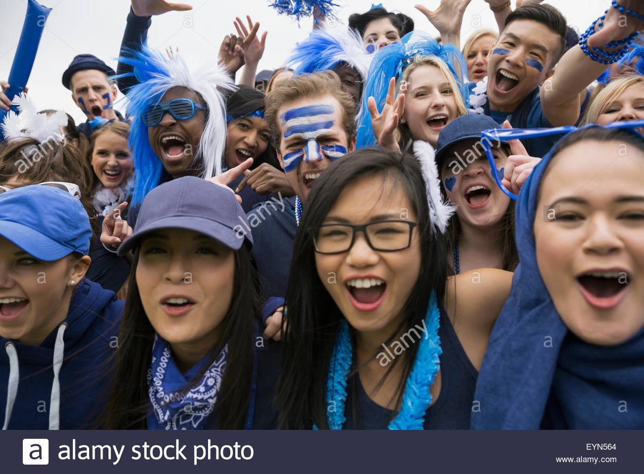 Portrait foule enthousiaste acclamant événement sportif en bleu Banque D'Images