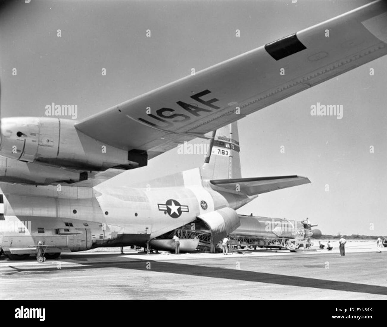 Une image de la collection Atlas Negative montrant un avion militaire de l'ère de la Guerre froide, mettant l'accent sur les progrès technologiques dans la propulsion par réaction et la conception d'avions au cours des années 1950 Banque D'Images