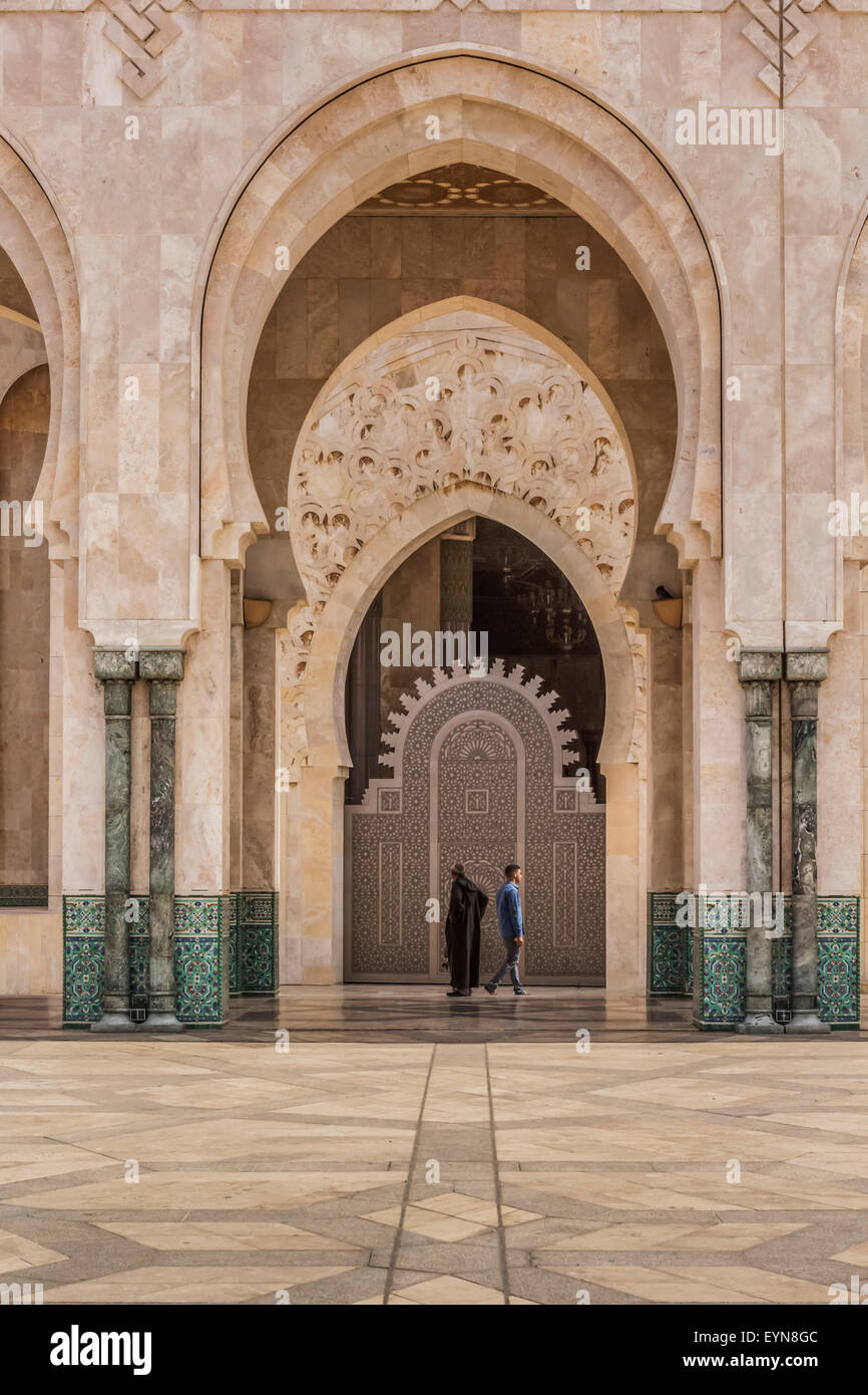 Grande mosquée HASSAN II, Casablanca, Maroc - CIRCA AVRIL 2015. Deux hommes se séparer sous les arches de la Grande Mosquée. Banque D'Images