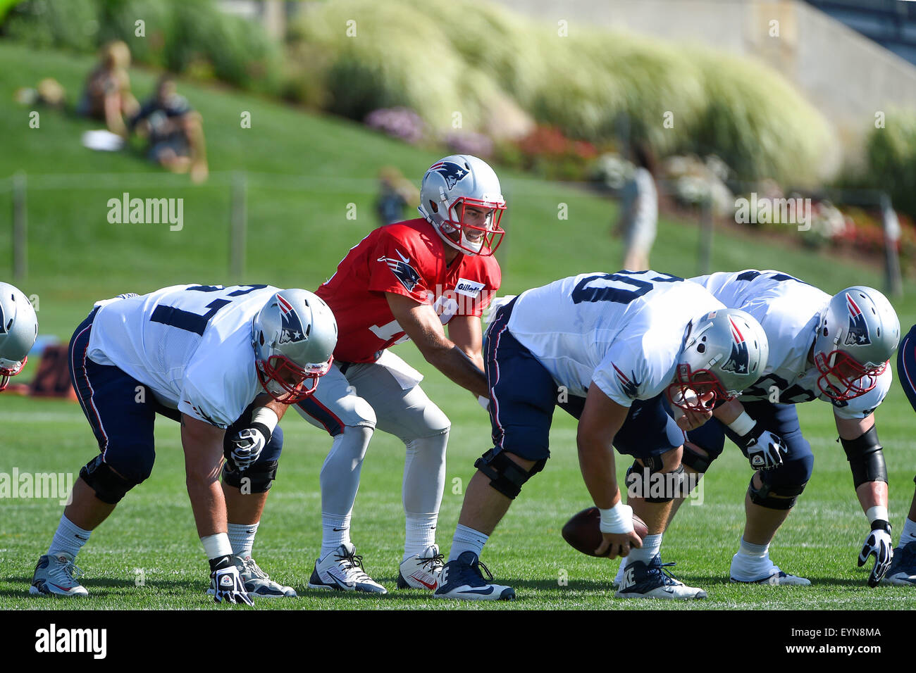 Foxborough, Massachusetts, USA. 1er août 2015. New England Patriots quarterback Jimmy Garoppolo (10) prend un jeu de : Centre David Andrews (60) au cours de la New England Patriots training camp qui a eu lieu sur le terrain d'entraînement au Stade Gillette. Eric Canha/CSM Crédit : Cal Sport Media/Alamy Live News Banque D'Images