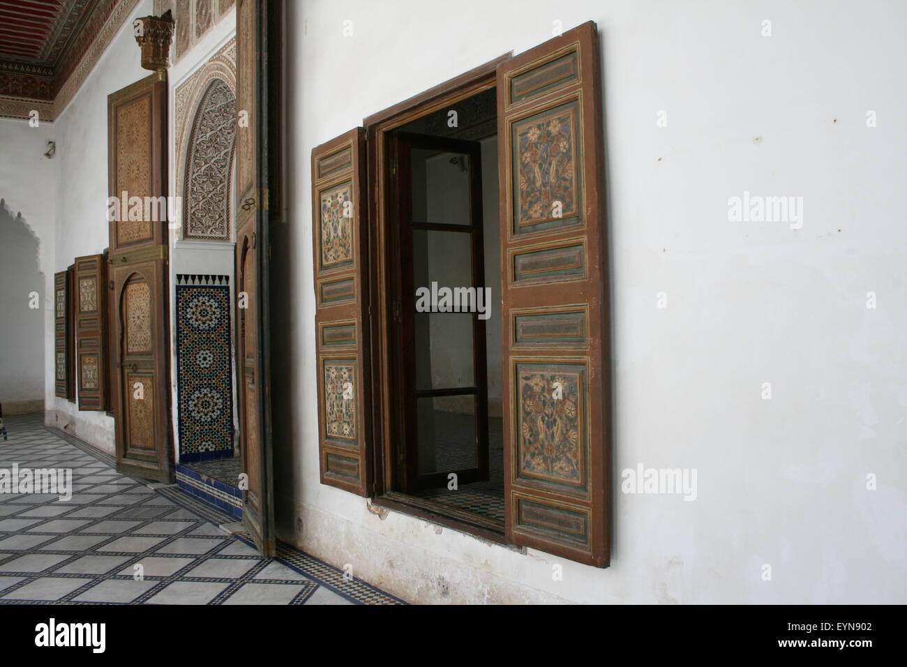 Portes en bois décorées de Bahia palace en Medina de Marrakech, Maroc Banque D'Images