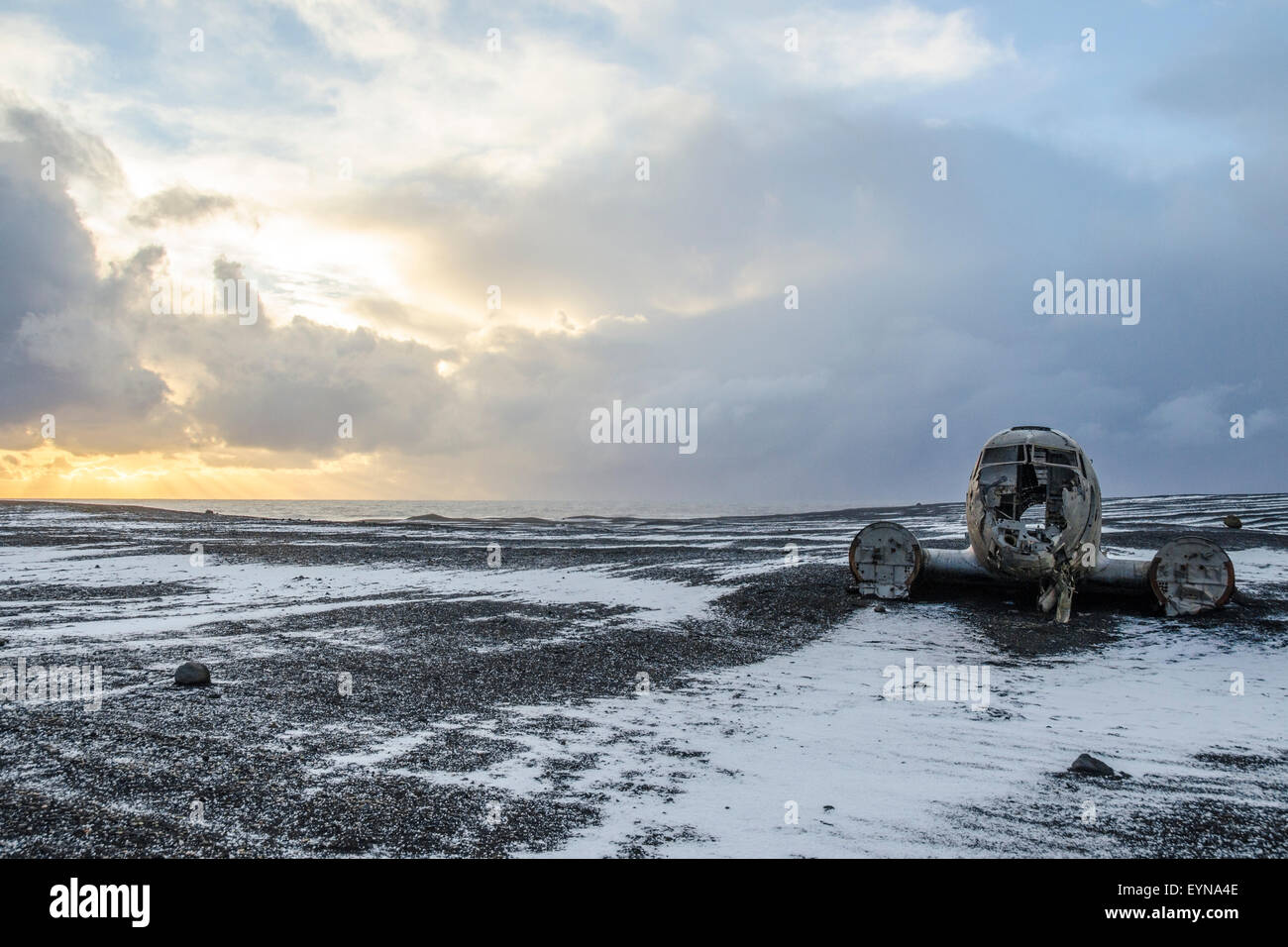 L'avion s'est écrasé sur la plage en islandais tempête de neige Banque D'Images