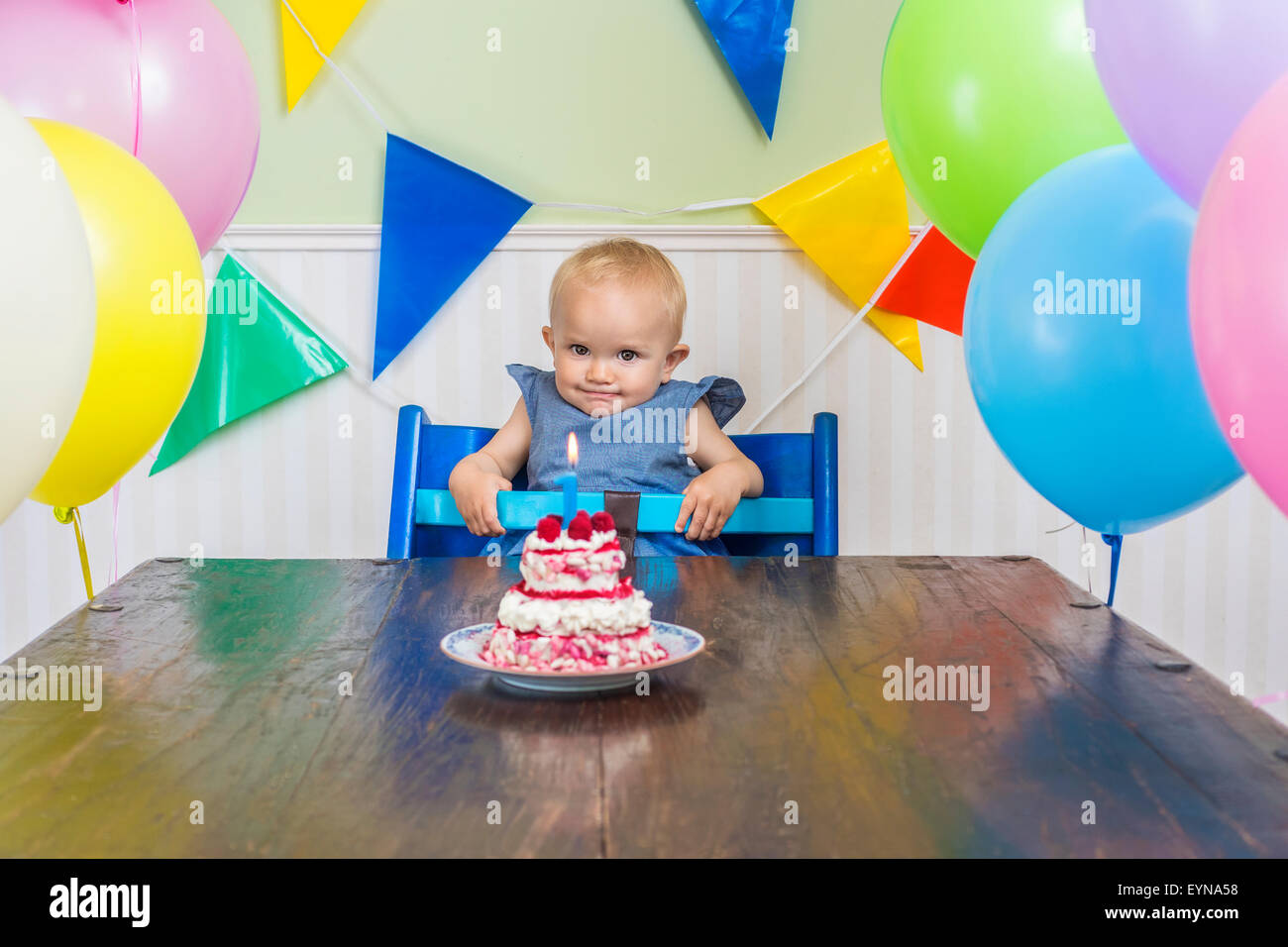 Funny baby girl fête son premier anniversaire Banque D'Images