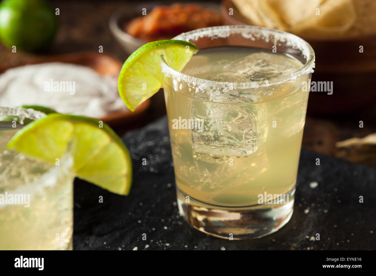 Margarita verre classique fait maison avec de la chaux et de sel Banque D'Images