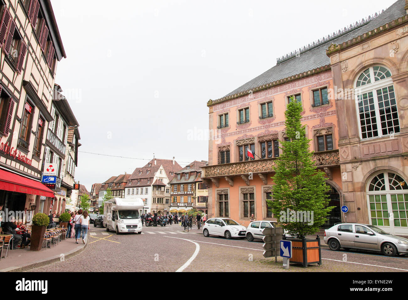 OBERNAI, FRANCE - Le 8 mai 2015 : maisons à colombages, à Obernai, Alsace, France Banque D'Images