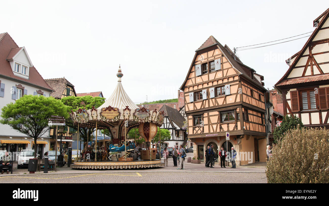 OBERNAI, FRANCE - Le 8 mai 2015 : maisons à colombages, à Obernai, Alsace, France Banque D'Images