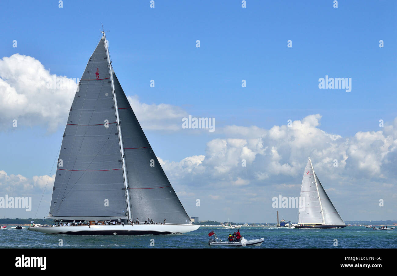 De gauche à droite Ranger(J5) (Caymans), Velsheda (JK7) (Royaume-Uni) dans la course de trois yachts de classe J dans le Solent le dernier jour de course à la régate internationale du bicentenaire du Royal Yacht Squadron. l. Le gagnant global après quatre jours de course était Velsheda. Solent, côte sud, Angleterre, Royaume-Uni Banque D'Images