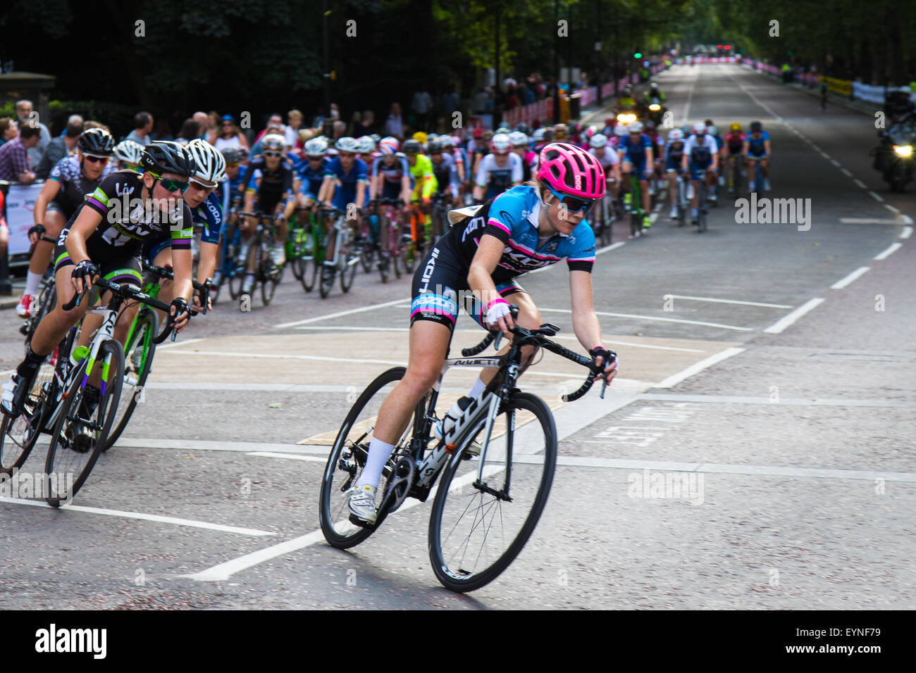 Westminster, Londres, 1er août 2015. Top femmes cyclistes concurrence dans le Prudential Ride Grand Prix de Londres autour de St James's Park. Banque D'Images