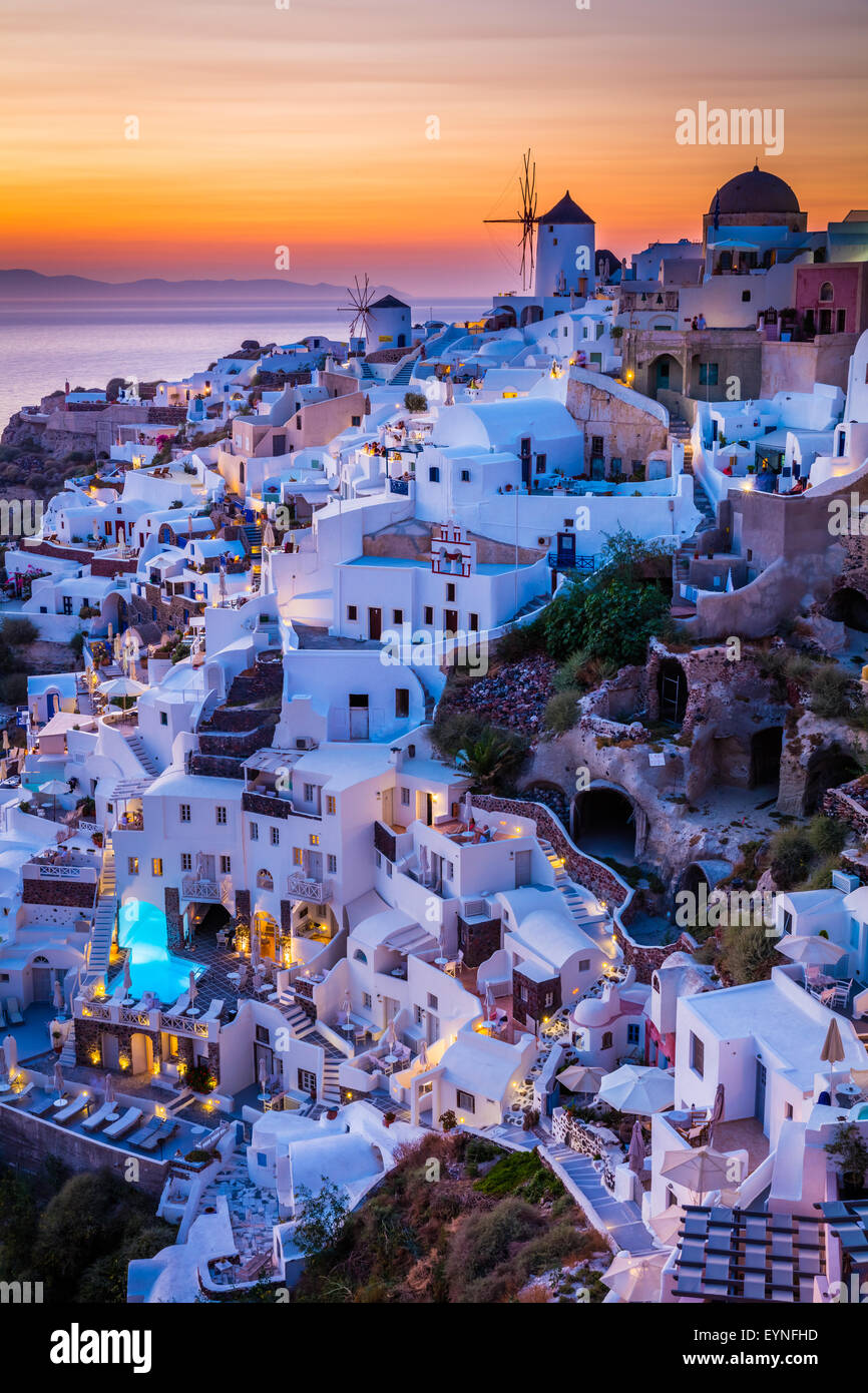 Coucher du soleil emblématique dans la ville de Oia sur l'île grecque Santorin (Théra). Banque D'Images