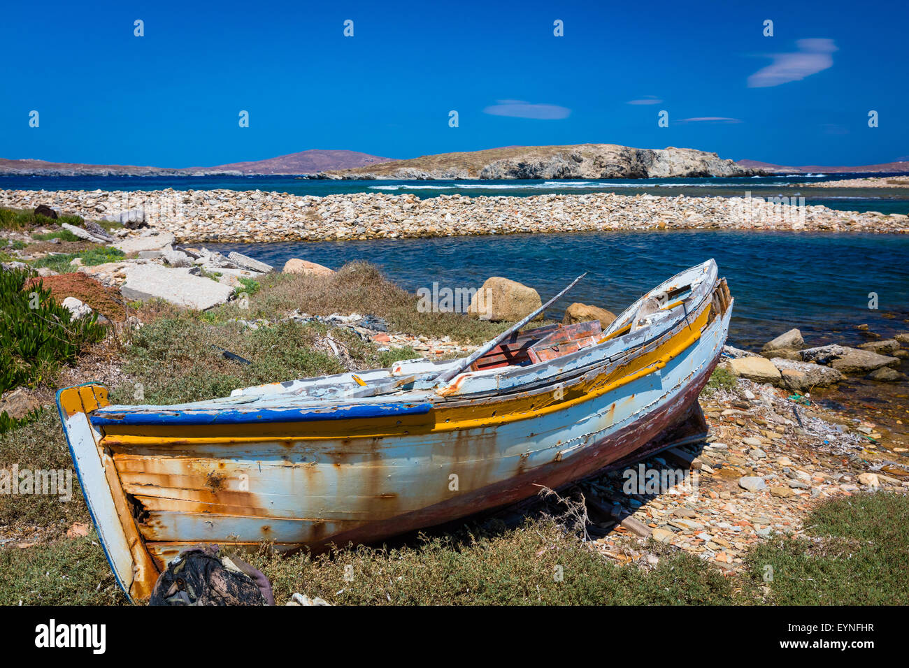 Bateau grec délabrés dans la mer Egée, sur l'île de Délos Banque D'Images