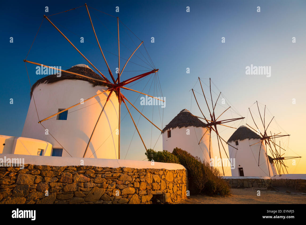 Moulins de Mykonos - Les moulins à vent sont un trait caractéristique des paysages de Mykonos. Banque D'Images