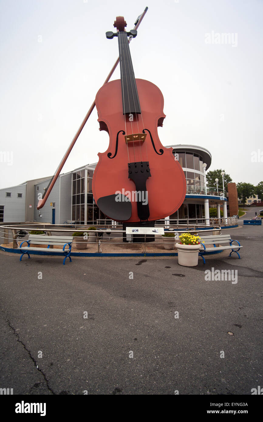 Le plus grand violon du monde installé à Sydney (Nouvelle-Écosse) Banque D'Images