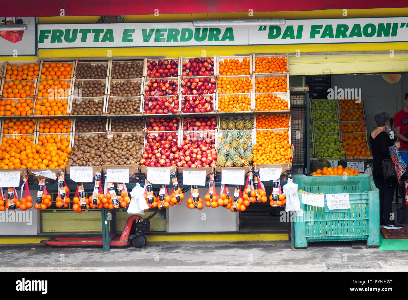 Les plateaux de fruits frais à l'écran dans un magasin de fruits et légumes. Banque D'Images