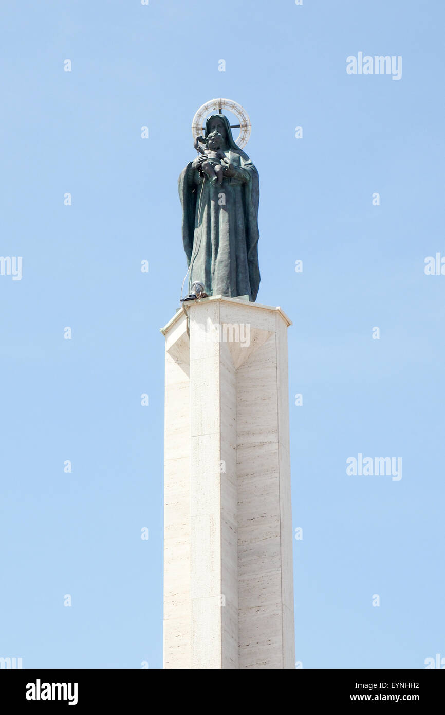 Statue de la Vierge Marie et l'enfant sur une colonne. Banque D'Images