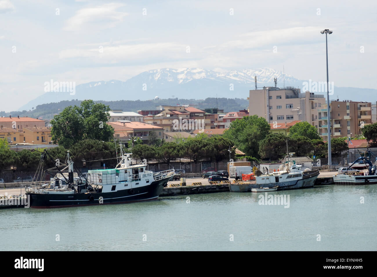 Les bateaux de pêche amarrés dans River Pescara. Banque D'Images