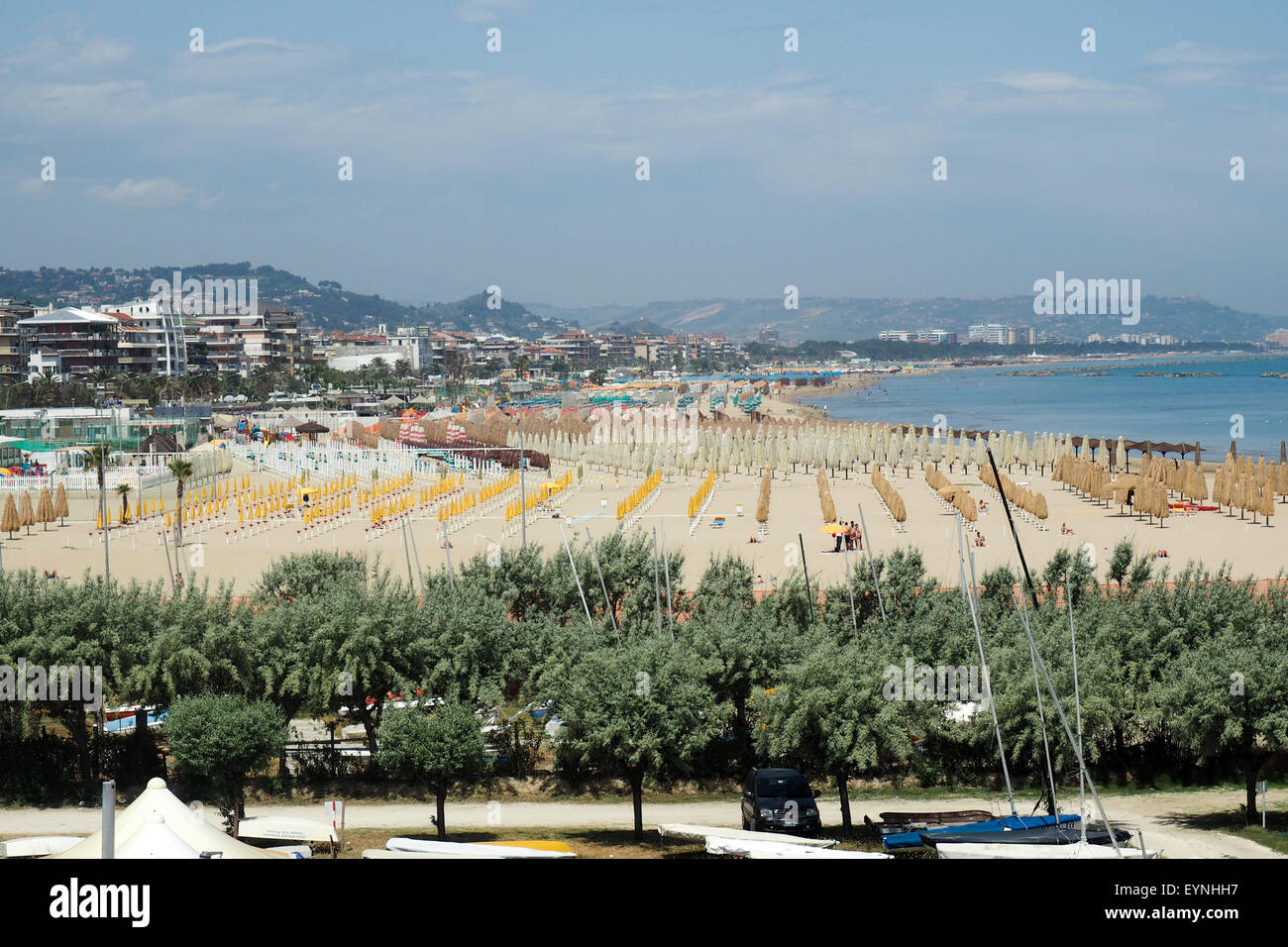 Schéma des parasols sur la plage en face de la ville de Pescara. Banque D'Images