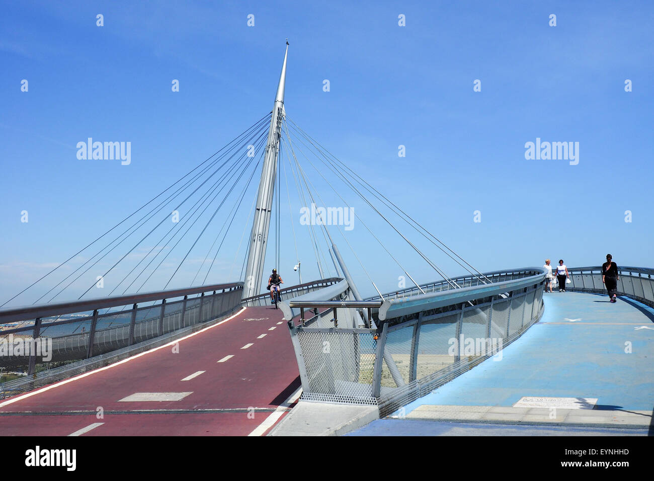 Un cycliste et piétons sur un cycle-pont suspendu pour piétons. Banque D'Images