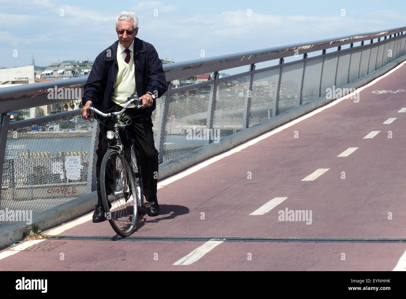 Un cycliste sur un cycle-pont suspendu pour piétons. Banque D'Images