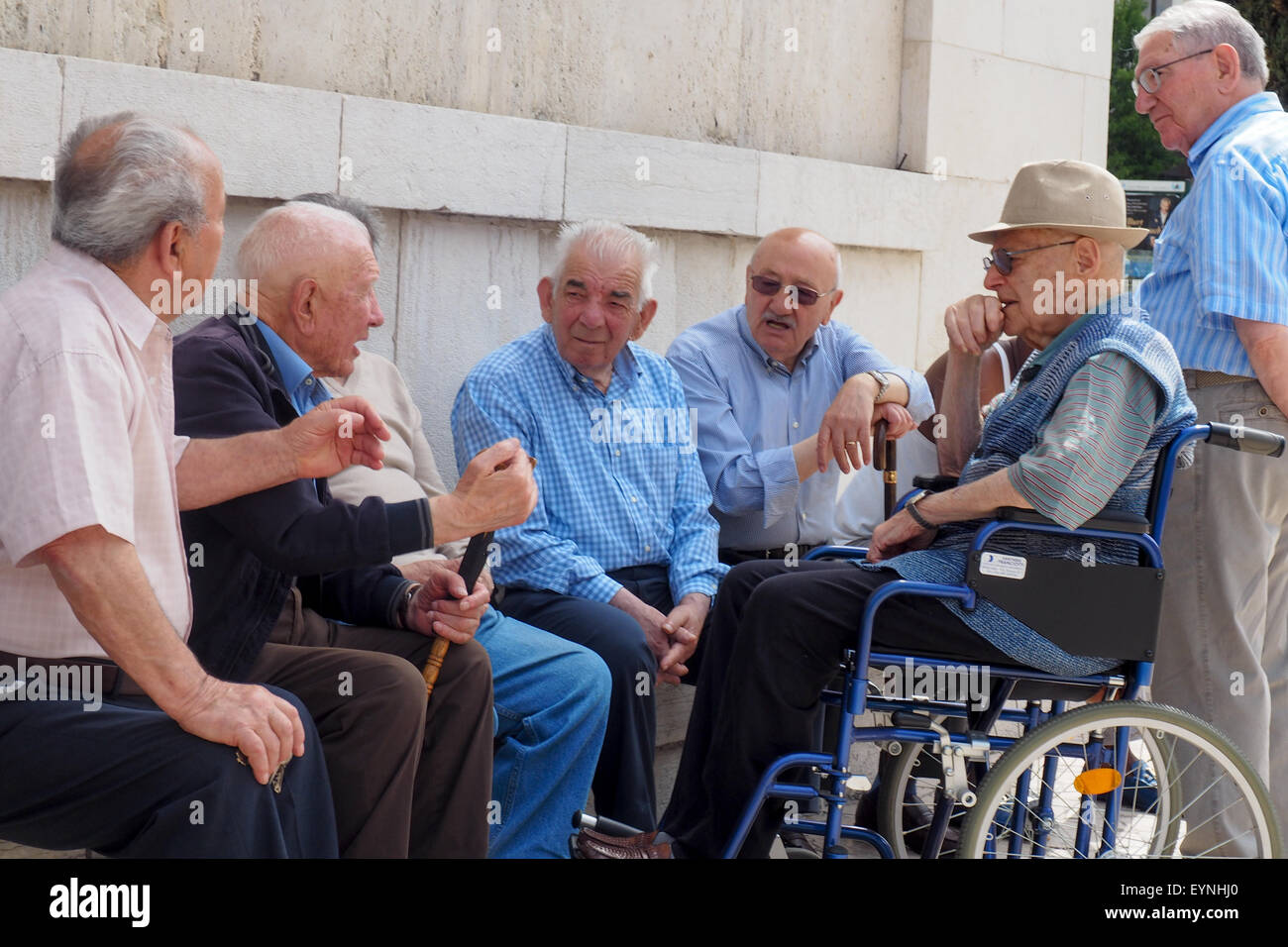 Messieurs âgés ayant une discussion animée. Banque D'Images