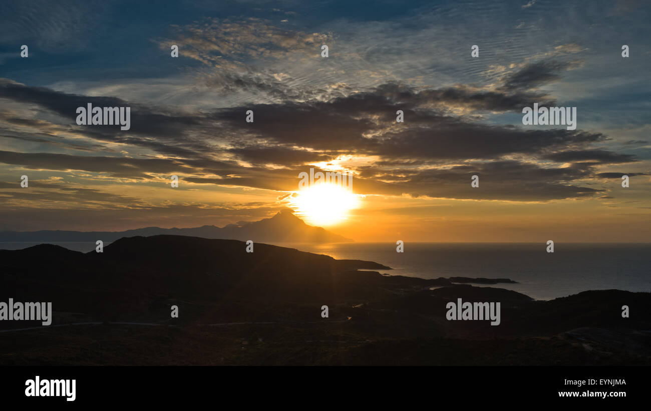 Côte grecque de la mer Egée au lever du soleil près de Sainte Montagne Athos, Chalkidiki Banque D'Images