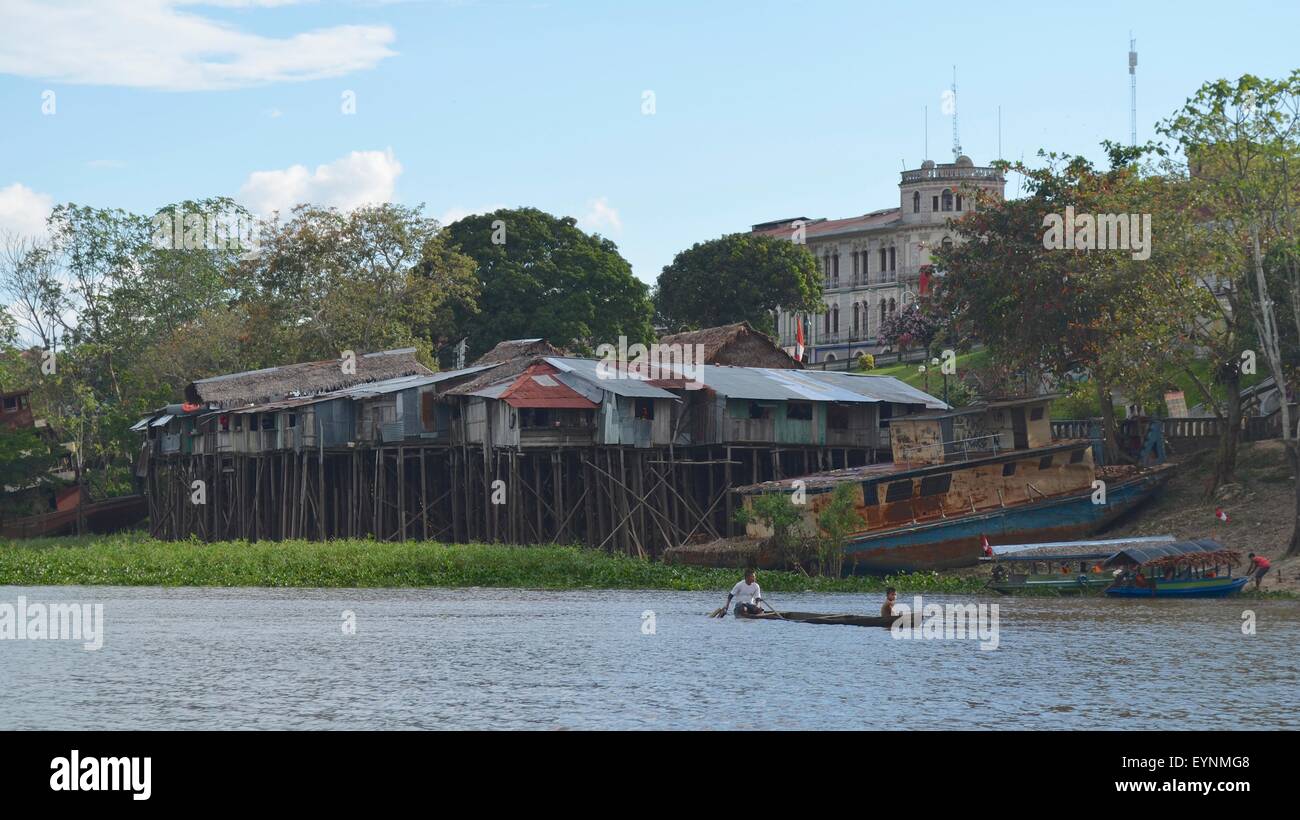 Des maisons flottantes sur la rivière Itaya, à Iquitos, en Amazonie péruvienne Banque D'Images