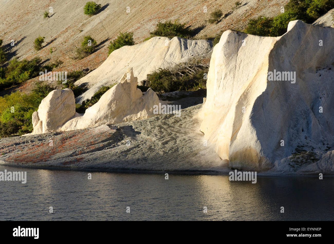 White rock formations, Lac Bleu, Saint Bathans, Central Otago, île du Sud, Nouvelle-Zélande Banque D'Images