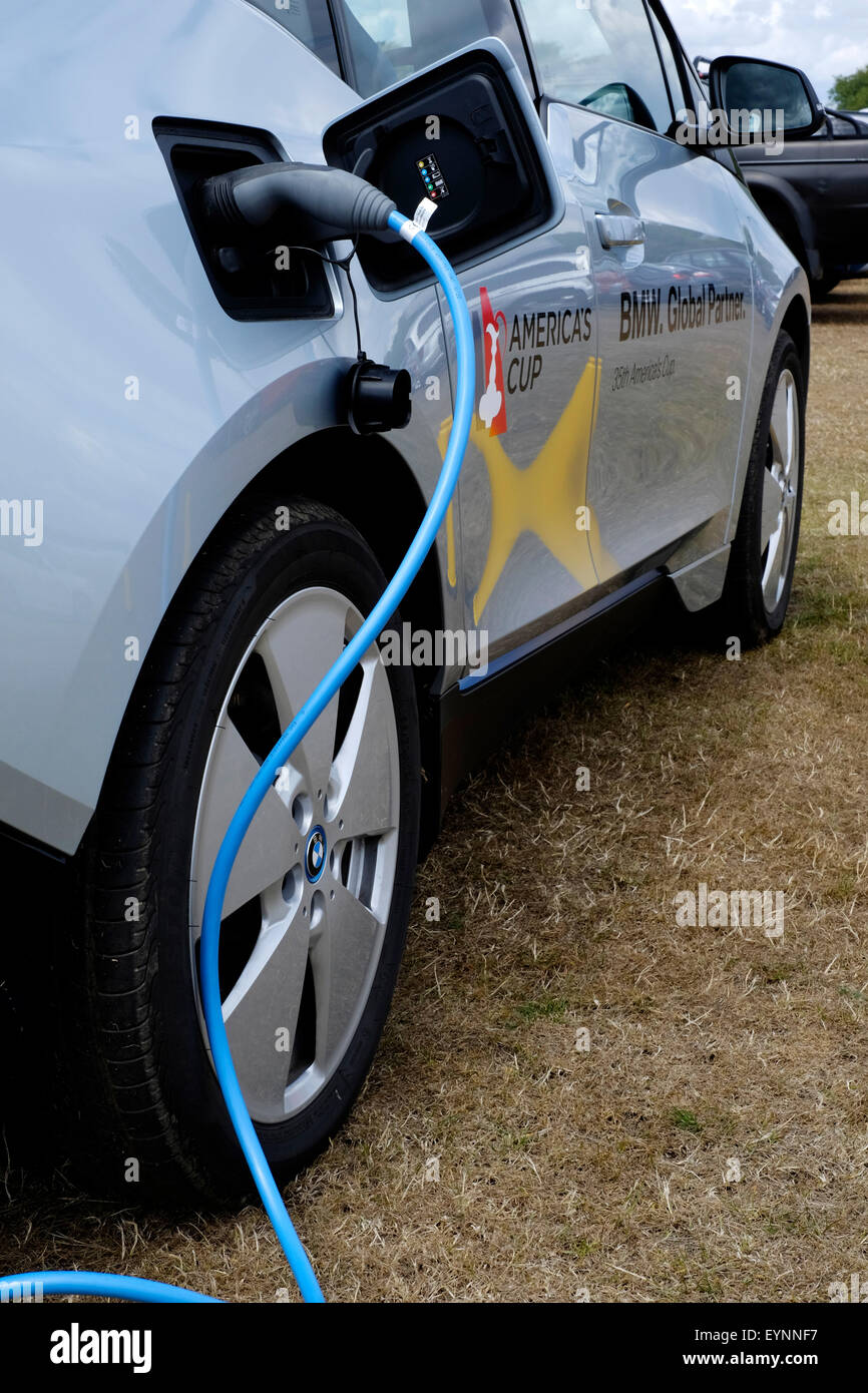 La voiture électrique d'être facturés à un point de recharge en angleterre southsea Banque D'Images