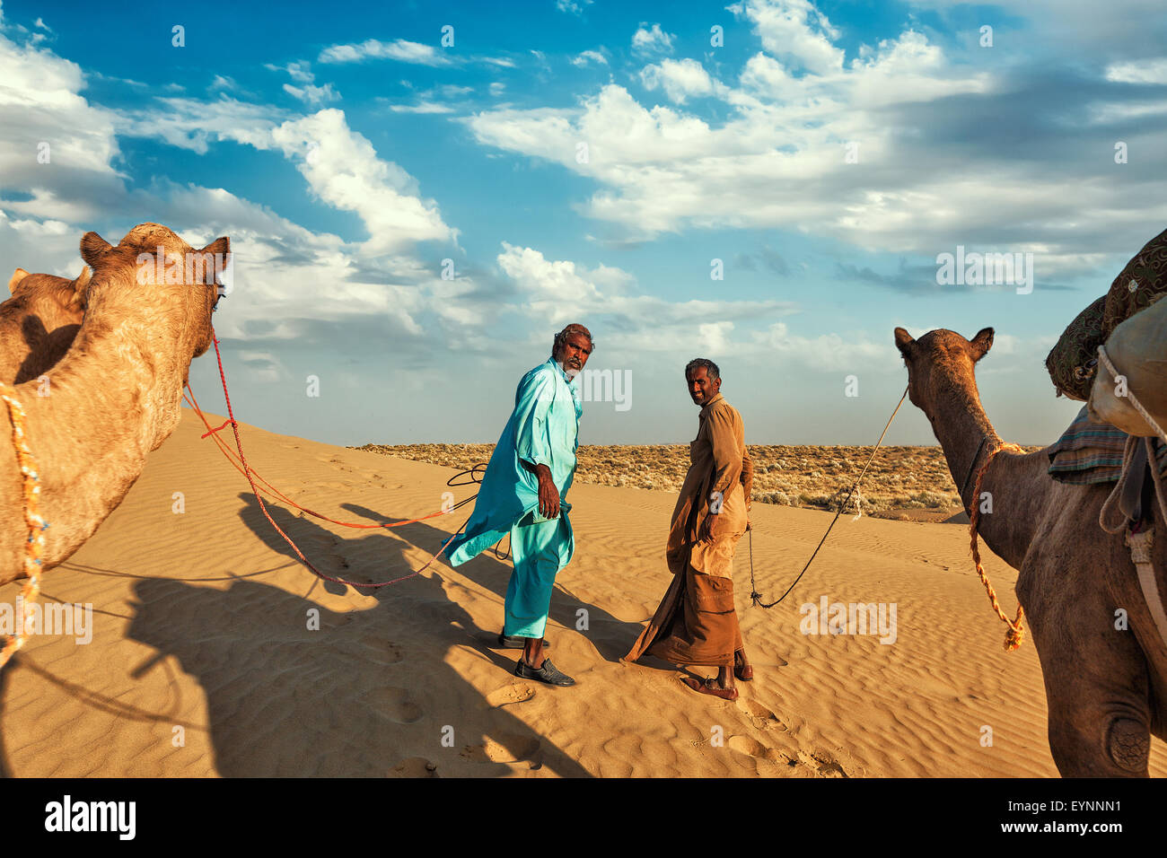 Deux chameliers chameliers avec des chameaux dans les dunes de Thar deser Banque D'Images