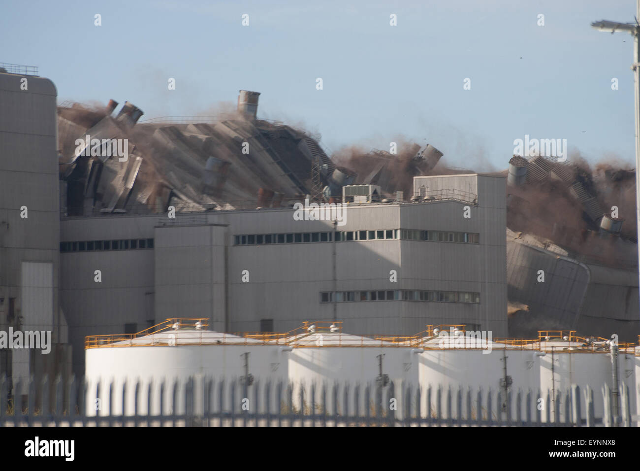 Medway, Kent. 2 Août, 2015. Kingsnorth power station 3 chaudières de démolition. Crédit : ANTHONY THOROGOOD/Alamy Live News Banque D'Images