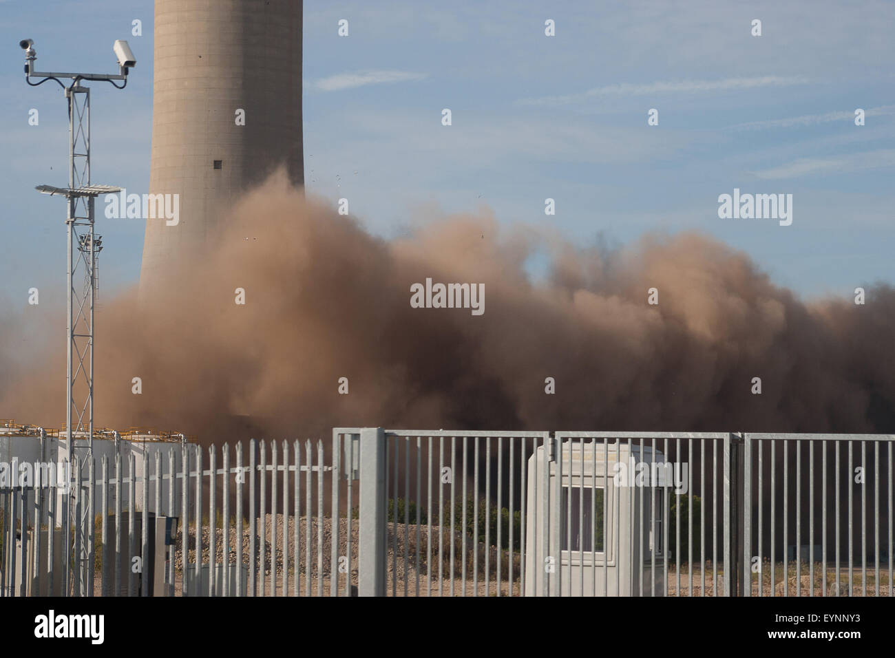 Medway, Kent. 2 Août, 2015. Kingsnorth power station 3 chaudières de démolition. Crédit : ANTHONY THOROGOOD/Alamy Live News Banque D'Images