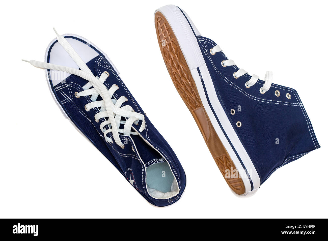 Pratique pour le sport mens sneakers en bleu foncé tissus épais. Présenté sur un fond blanc. Banque D'Images