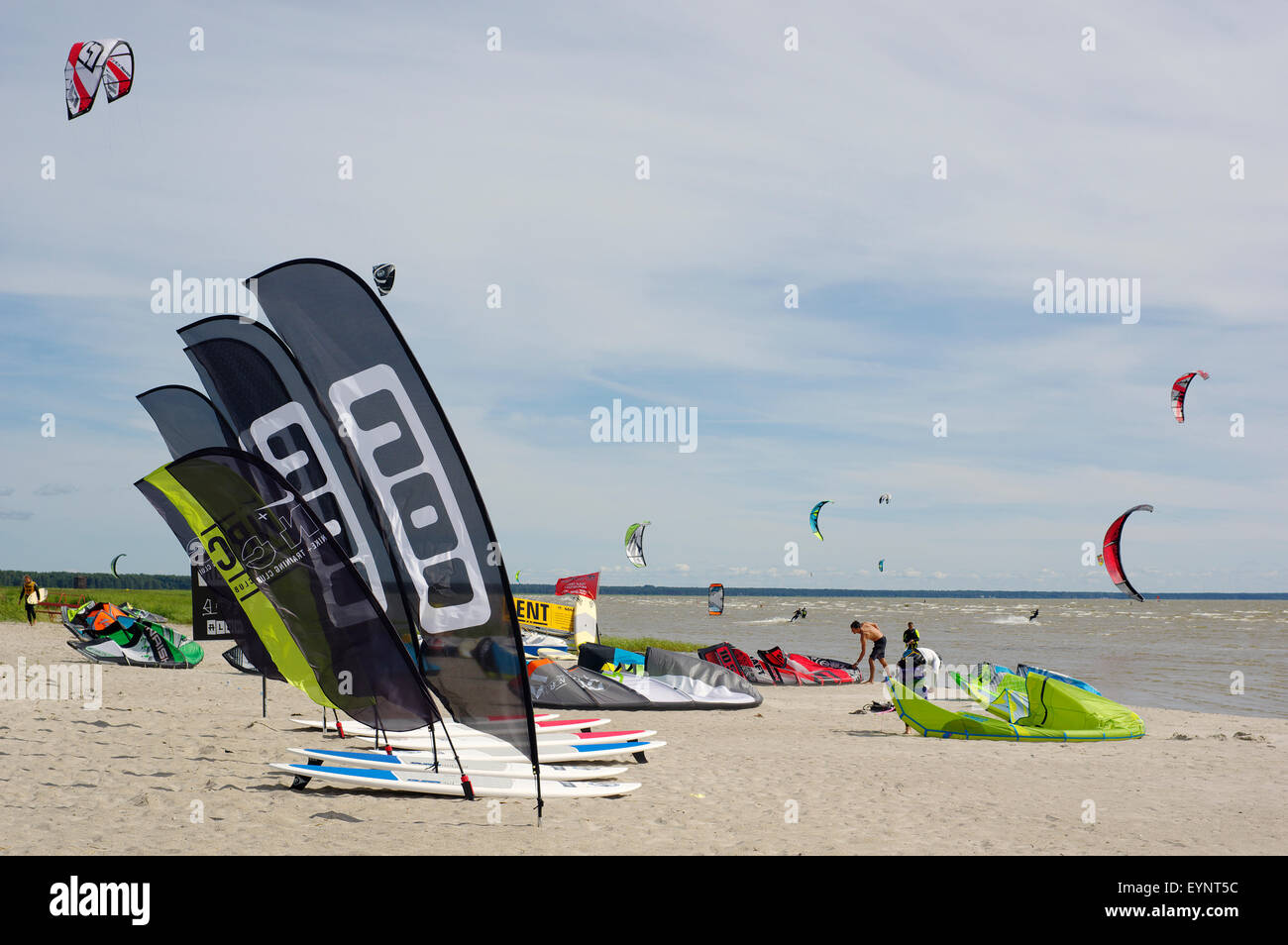 L'Aloha surf club en action sur la plage de Pärnu. Pärnu, Estonie. 21 juillet, 2015 Banque D'Images