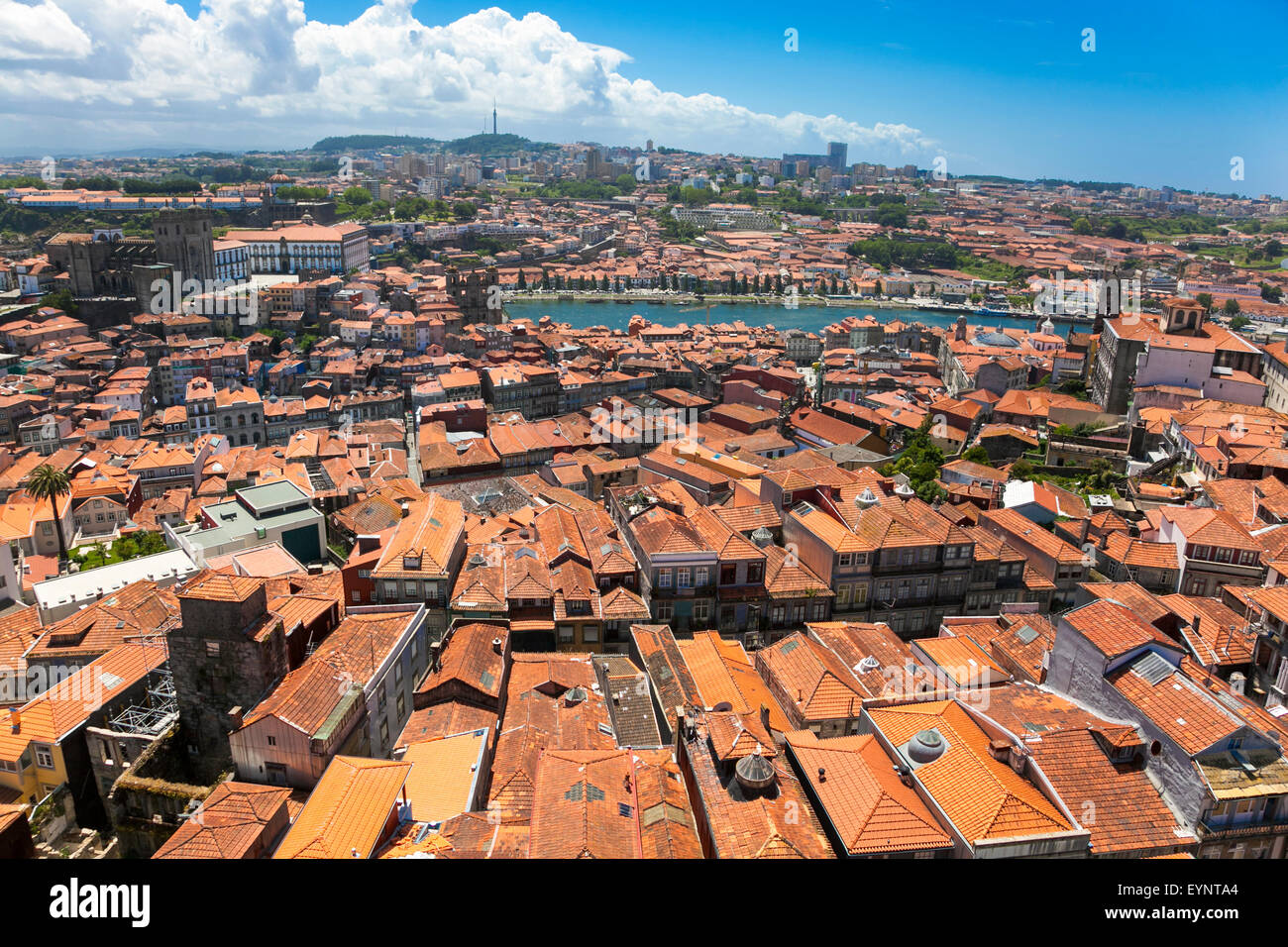 Portugal, Porto - vue sur le fleuve Douro et le centre historique de la ville Banque D'Images