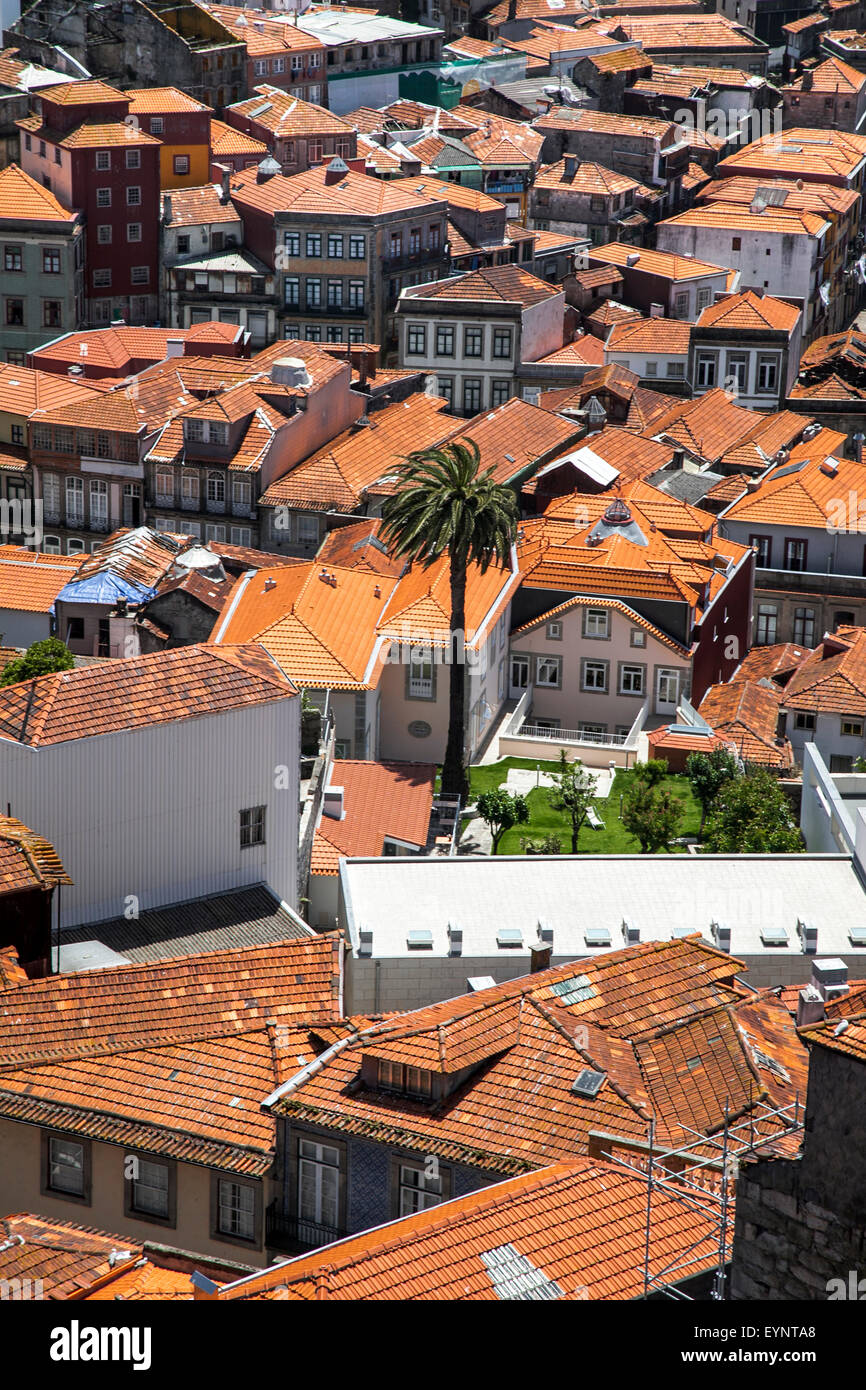 Portugal, Porto - vue sur les toits de la ville Banque D'Images