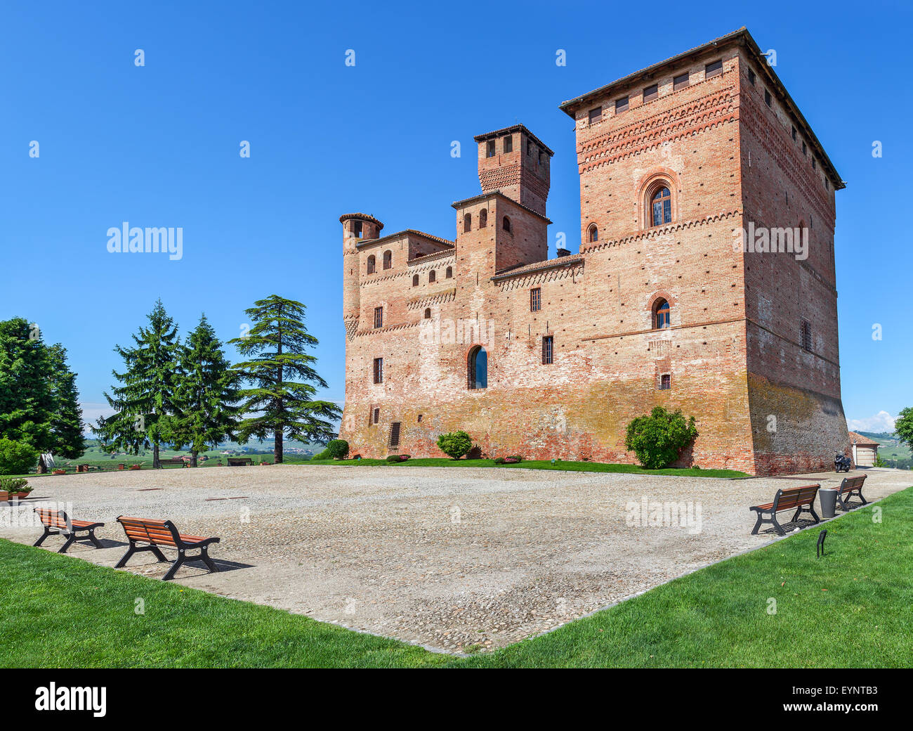 Ancien château médiéval dans la petite ville de Grinzane Cavour en Piémont, Italie du Nord. Banque D'Images